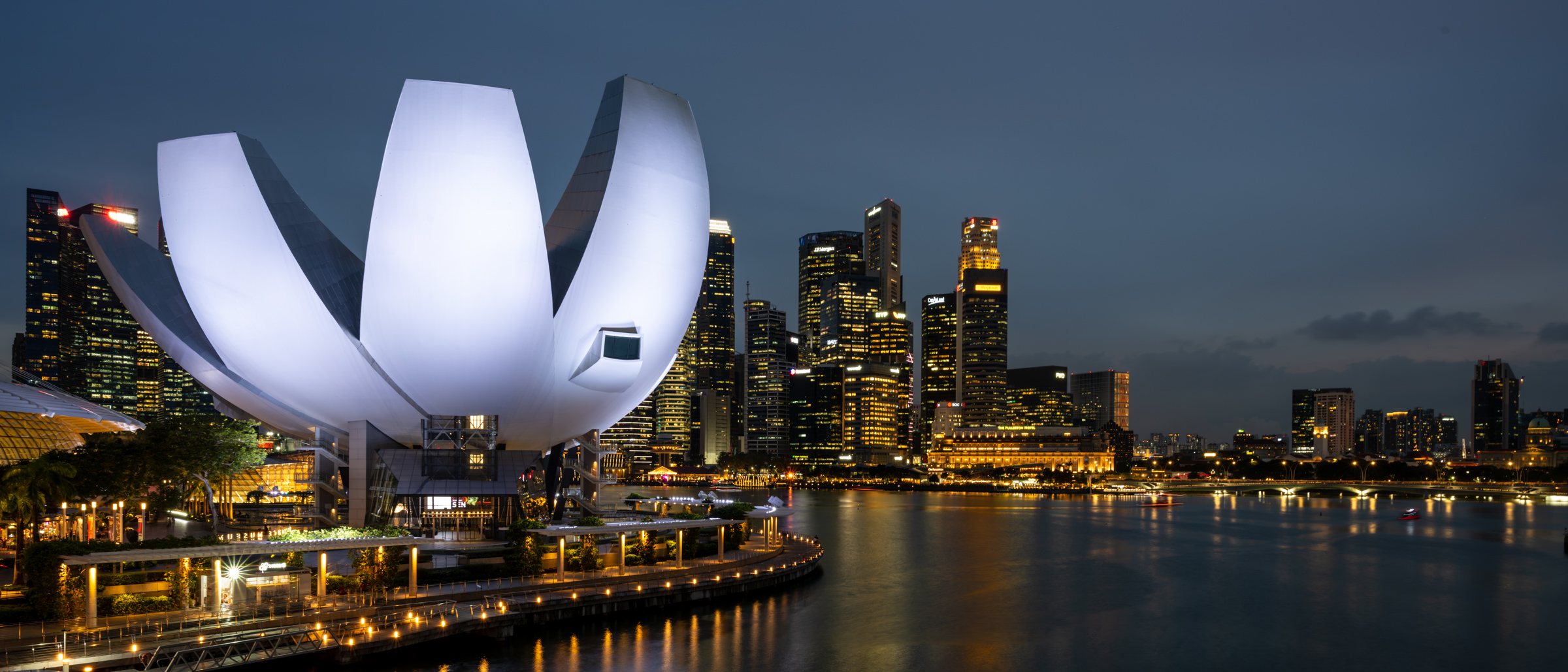 Abendaufnahme des ArtScience Museums in Singapur – Fotografie zwischen Kunst, Technik und digitaler Zukunft