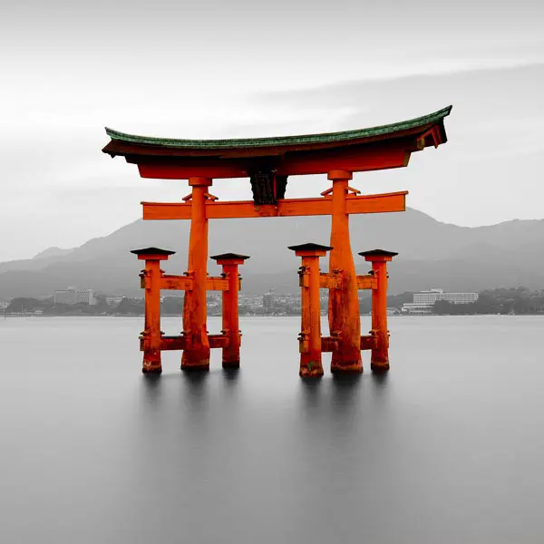 Das Rote Torii des Itsukushima-Schreins auf der Insel Miyajima