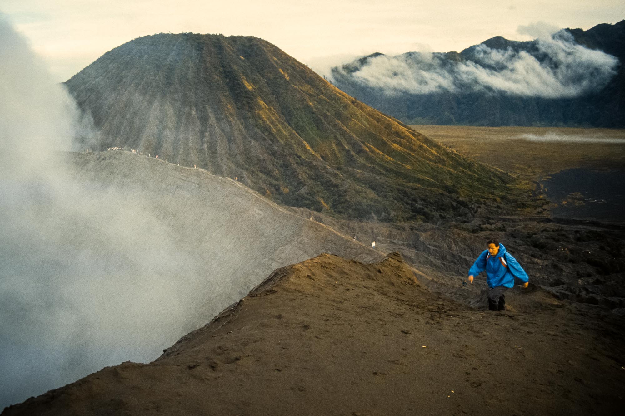 Karin erklimmt den Krater des Bromo