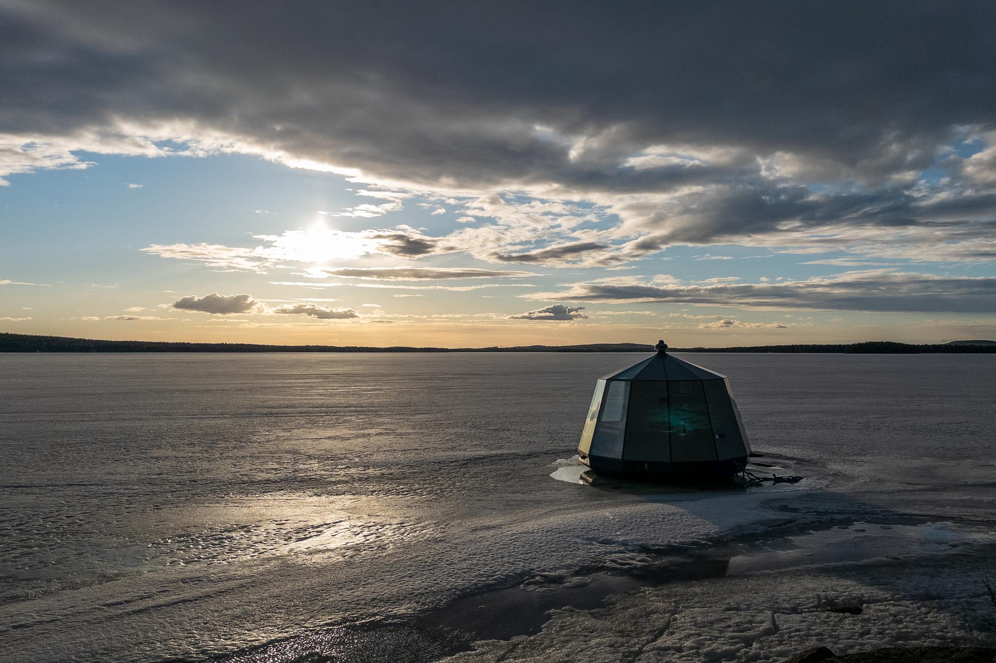 Der See Norvajärvi am Polarkreis in Finnland