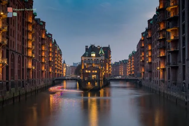 Fotospot in Hamburg: "Schloss in der Speicherstadt" in der Blauen Stunde