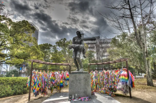 Monument für die der Atombombe zum Opfer gefallenen Volksschullehrer und Schüler