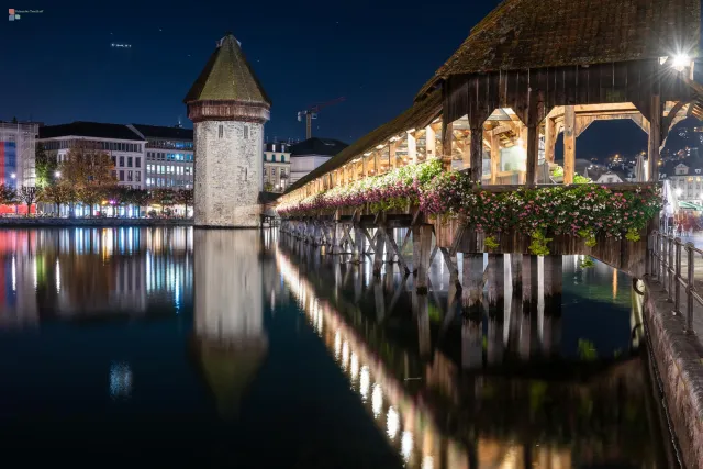 Die Kapellbrücke mit Wasserturm über der Reuss