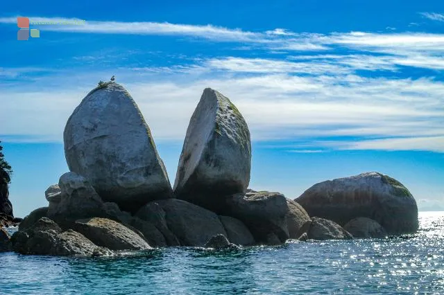 Der Split Apple Rock, eine spektakuläre Granitkugel, die in zwei Hälften gespalten ist