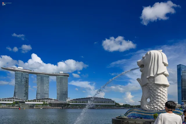 Das beeindruckende Marina Bay Sands Gebäude mit Merlion