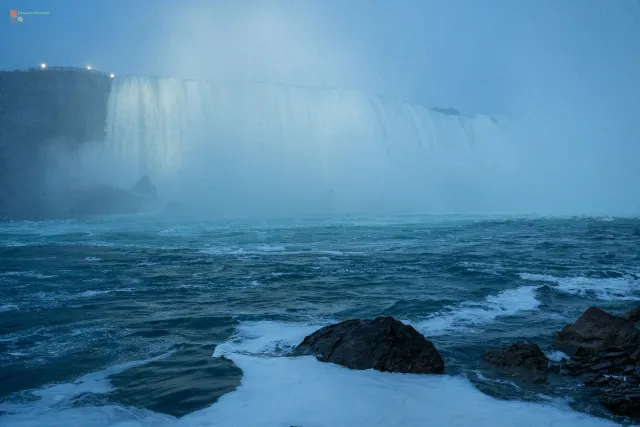 Beleuchtete Wasserfälle bei Nacht