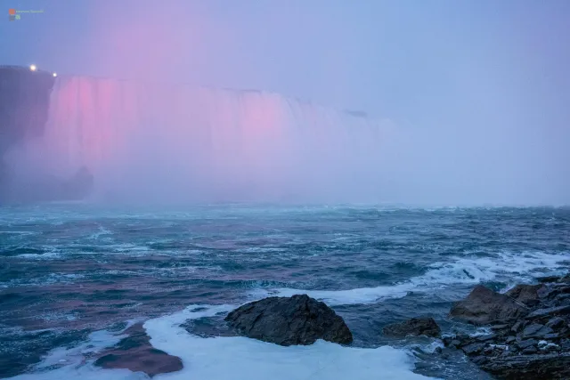 Beleuchtete Wasserfälle bei Nacht