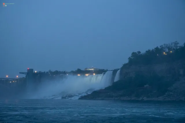 Beleuchtete Wasserfälle bei Nacht