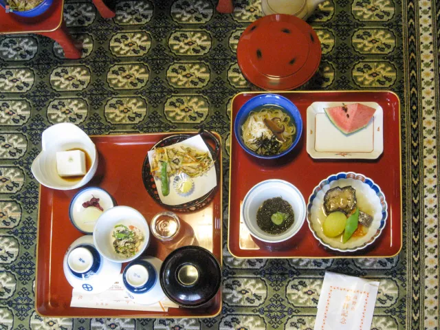 Speisen im Ekoin-Tempel