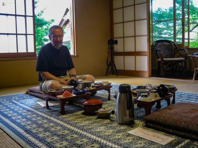 Abendessen, von Mönchen serviert