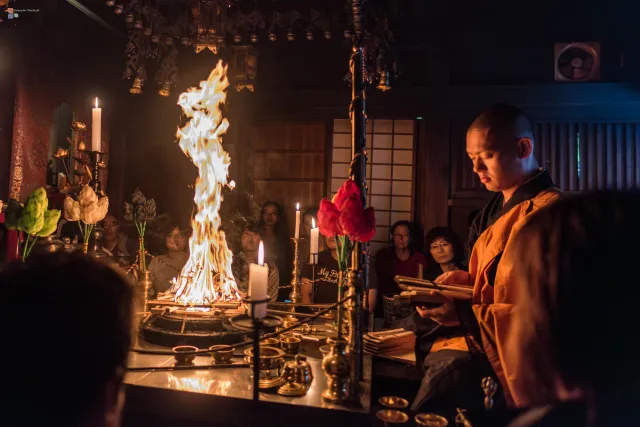 Die Goma-Feuerzeremonie im Ekōin-Tempel