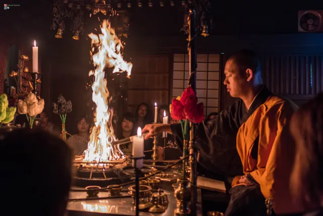 Die Goma-Feuerzeremonie im Ekōin-Tempel