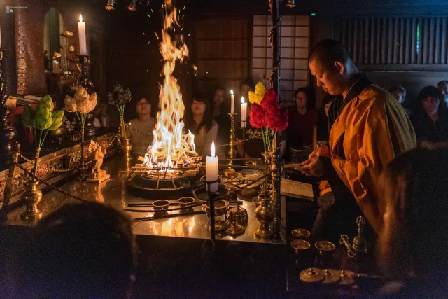 Die Goma-Feuerzeremonie im Ekōin-Tempel