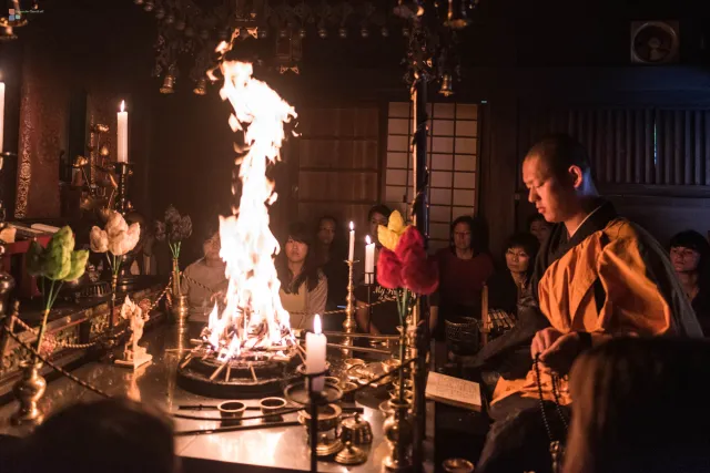 Die Goma-Feuerzeremonie im Ekōin-Tempel