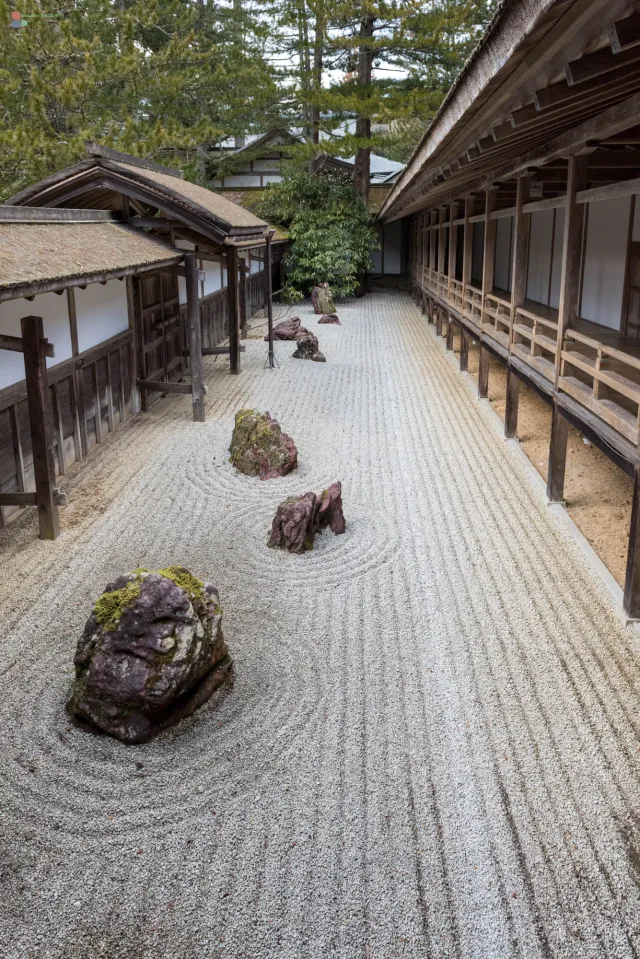 Wohl platzierte Steine in den ordentlichen Sandreihen