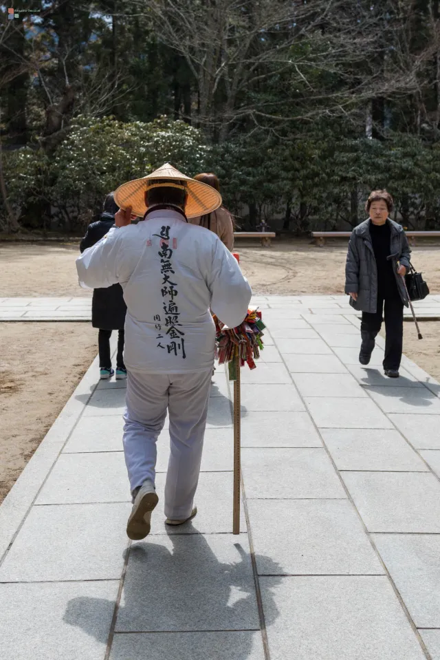 Ein Pilger im traditionellen Gewand mit Pilgerstock