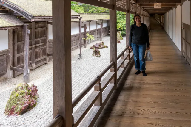 Wohl platzierte Steine in den ordentlichen Sandreihen