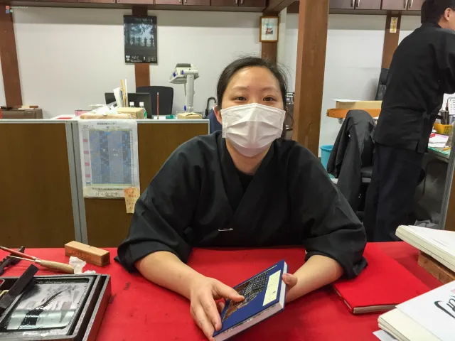 Eine Novizin zeichnet das Symbol des Tempels in unser "Heiliges Buch"