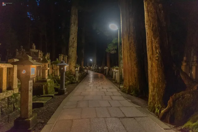Mönch Nobo führt uns zum außergewöhnlichen Friedhof Okunoin, dem spirituellen Zentrum des Berges