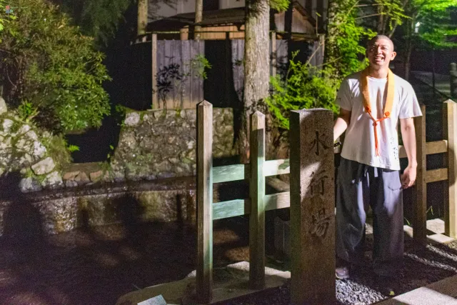 Mönch Nobo führt uns zum außergewöhnlichen Friedhof Okunoin, dem spirituellen Zentrum des Berges