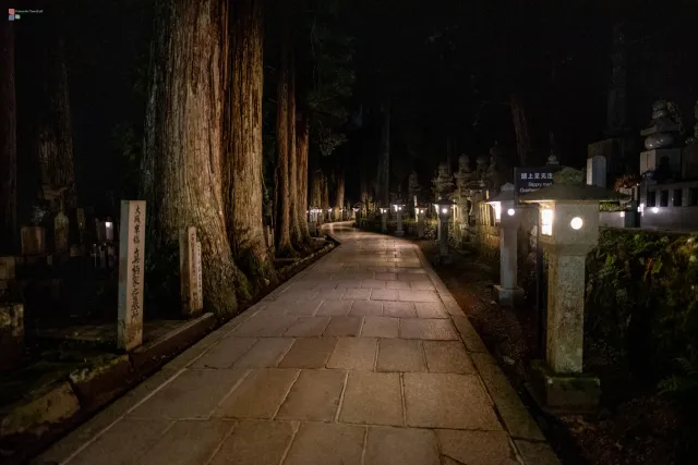 Mönch Nobo führt uns zum außergewöhnlichen Friedhof Okunoin, dem spirituellen Zentrum des Berges