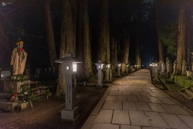 Mönch Nobo führt uns zum außergewöhnlichen Friedhof Okunoin, dem spirituellen Zentrum des Berges