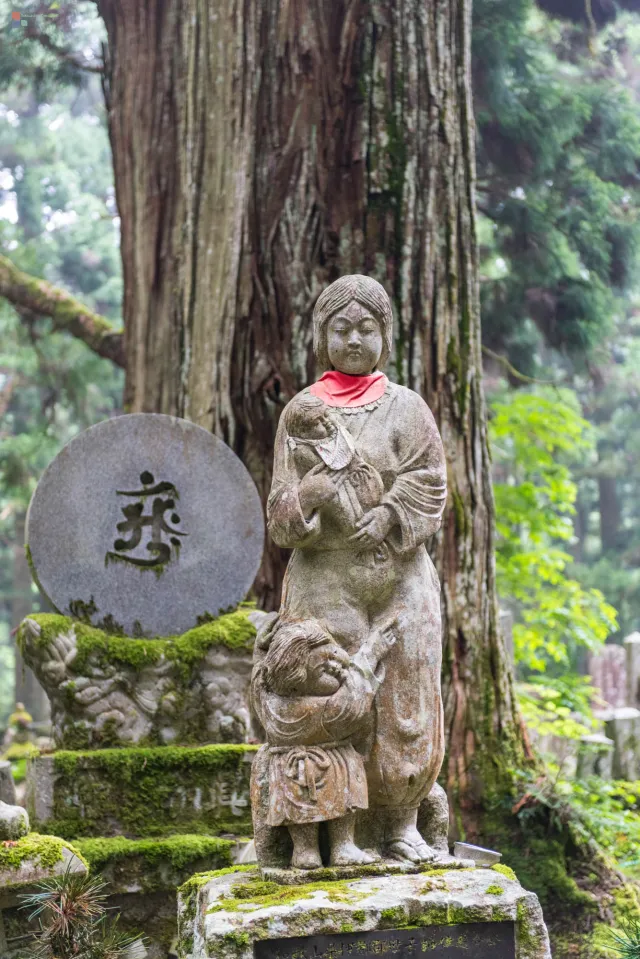 Im Okunoin-Friedhof begegnet man Jizō-Statuen in fast jeder Form