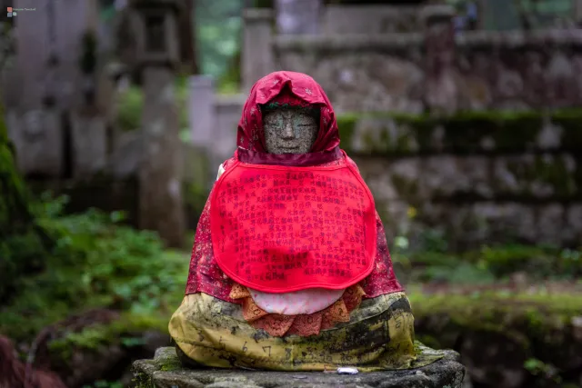 Im Okunoin-Friedhof begegnet man Jizō-Statuen in fast jeder Form