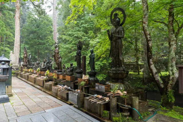 Die Friedhofsgötter wachen über den Ort