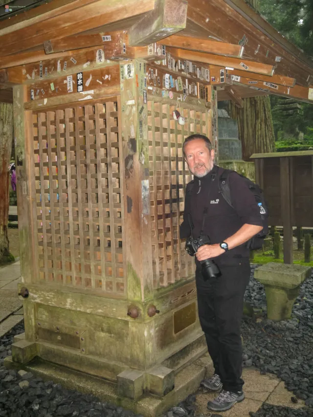 Der heilige Stein hinter einem Holzgitter