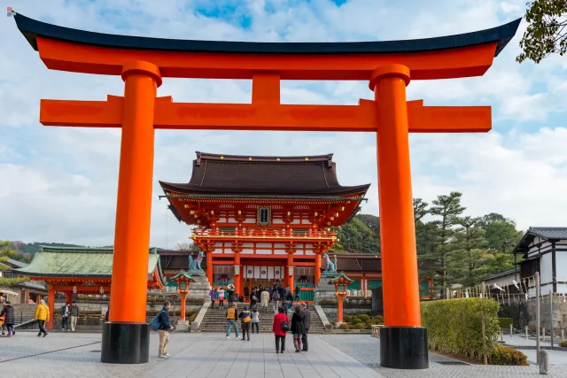 Honden (Hauptschrein): Beginn des Pilgerweges, gewidmet der Reisgottheit Inari.