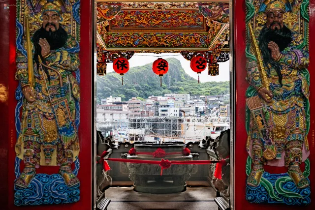 Blick aus dem Bao’an-Tempel auf den Hafen von Yehliu – die Laternen tragen die Zeichen 保安宮 (Bao’an Gong)