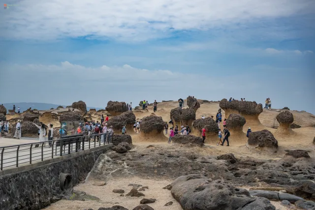 Wanderpfad über die Felsküste des Yehliu Geoparks mit Blick auf das Meer