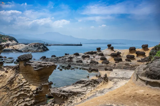 Die Felsküste des Yehliu Geoparks mit Blick auf das Meer