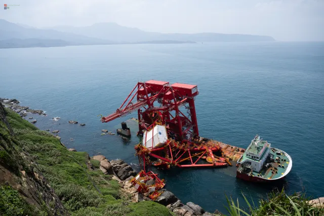 Das Wrack des Frachters Yu Zhou Qi Hang vor der Küste des Yehliu Geoparks – gestrandet nach Taifun Kong-rey 2024