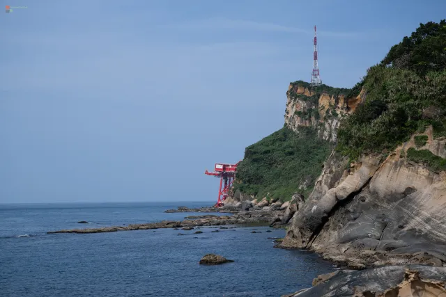 Das Wrack des Frachters Yu Zhou Qi Hang vor der Küste des Yehliu Geoparks – gestrandet nach Taifun Kong-rey 2024