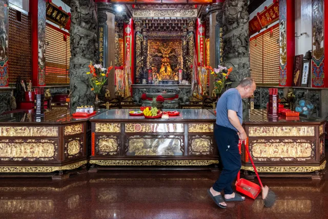 Innenraum des Bao’an-Tempels mit der Statue des Kai Zhang Sheng Wang, Patron der Fischer.