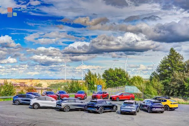 Garzweiler opencast mine: The Mustangs sort themselves in the image of a shovel as an HDR image