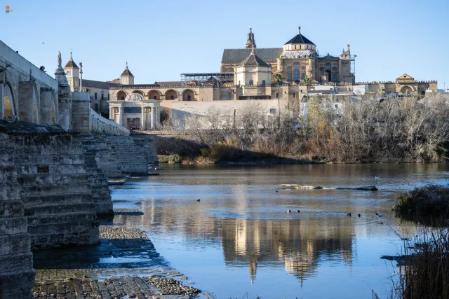 Abend über dem Guadalquivir – die Mezquita mit Spiegelbild im Fluss