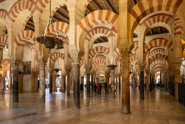 Meer aus 850 Marmorsäulen