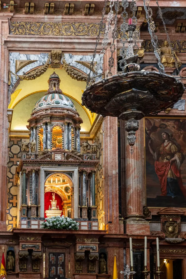 Verschiedene Kapellen und Altäre