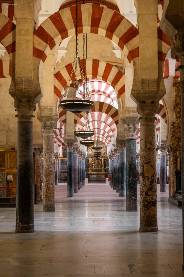 Meer aus 850 Marmorsäulen