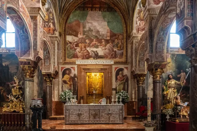 Verschiedene Kapellen und Altäre