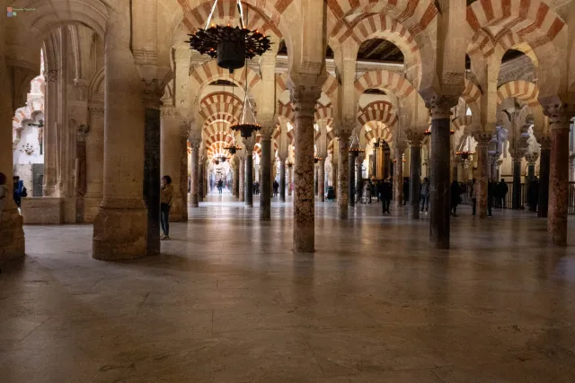 Meer aus 850 Marmorsäulen