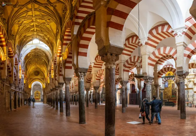 Meer aus 850 Marmorsäulen