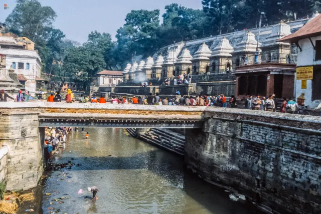 Brücke über den Bagmati-Fluss