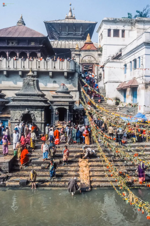 Rituelle Waschungen im Bagmati-Fluss beim Pashupatinath Tempel
