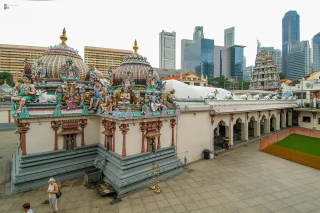 Sri Mariamman Temple 2003 mit Hochhäusern im Hintergrund
