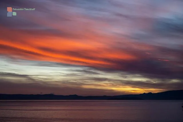 Abendhimmel über dem Meer in Tasmanien – fließende Farben zwischen Rot, Violett und Blau symbolisieren Verbundenheit und Übergang.