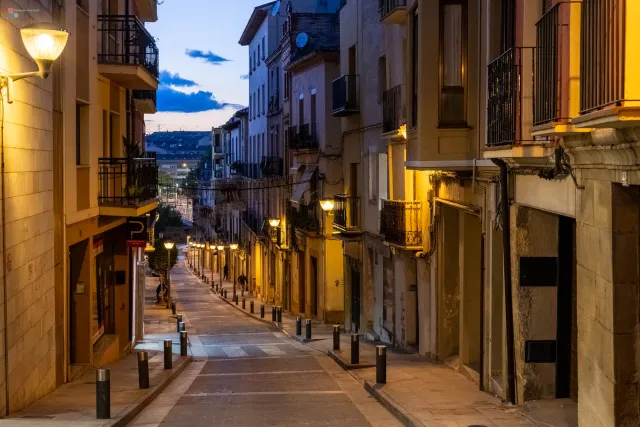 Nächtliche Straßen von Alcañiz in Aragón